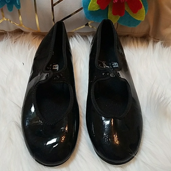 girls black tap shoes